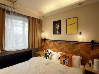 Lazybee懒蜂窝国际青年旅舍(沈阳彩塔夜市店) - 学霸大床房