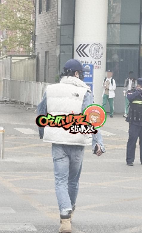 吴京意外受伤现身医院，脖套传承自沈腾引关注，羽绒背心帽子造型奇特