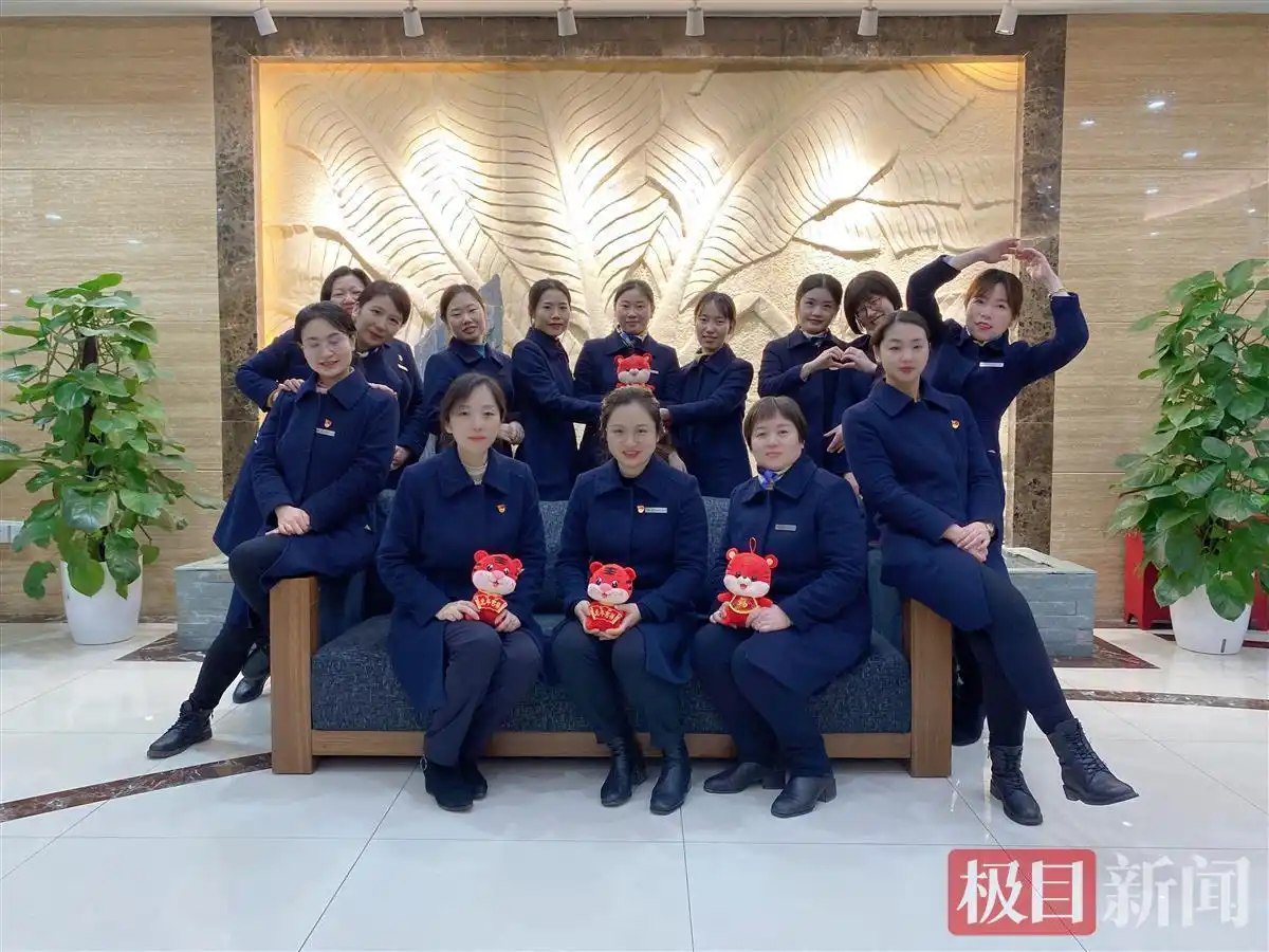 武汉三八支行扎根武昌64年，女员工耐心服务老年客户