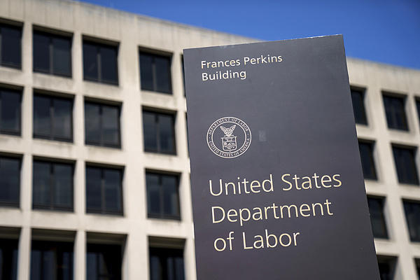 鲍威尔关税政策致通胀_降息与通缩_美联储降息25基点