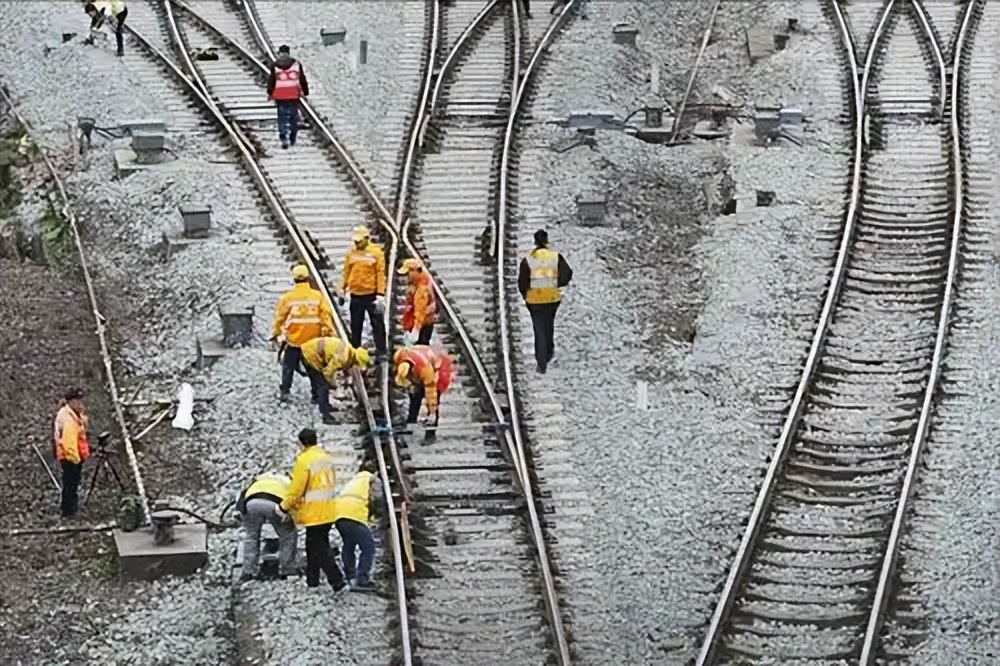 川藏铁路新藏铁路雅鲁藏布江超级水电站_西部大开发巨额资金从哪里来_西部超级工程